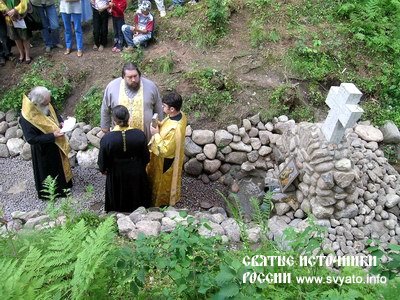 Родник «Текунок», святой источник Тихвинской иконы Матери Божией у деревни Ужин Родник «Текунок», святой источник Тихвинской иконы Матери Божией у деревни Ужин