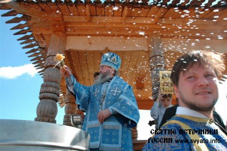 Ежегодный Крестный ход на Святой источник близ Колоцкого монастыря Ежегодный Крестный ход на Святой источник близ Колоцкого монастыря