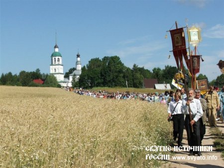 Ежегодный Крестный ход на Святой источник близ Колоцкого монастыря Ежегодный Крестный ход на Святой источник близ Колоцкого монастыря