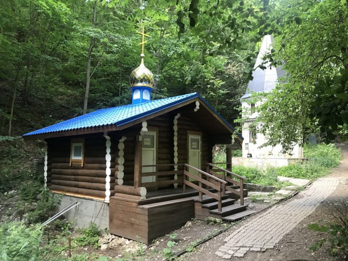 Родник, святой источник святителя Николая Чудотворца урочище Каменная Чаша у села Солнечная Поляна Родник, святой источник святителя Николая Чудотворца урочище Каменная Чаша у села Солнечная Поляна